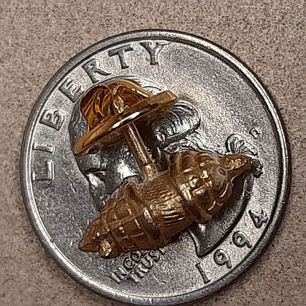 Vintage Figural Armadillo Animal metal lapel tac pin Gold/Brass-Tone